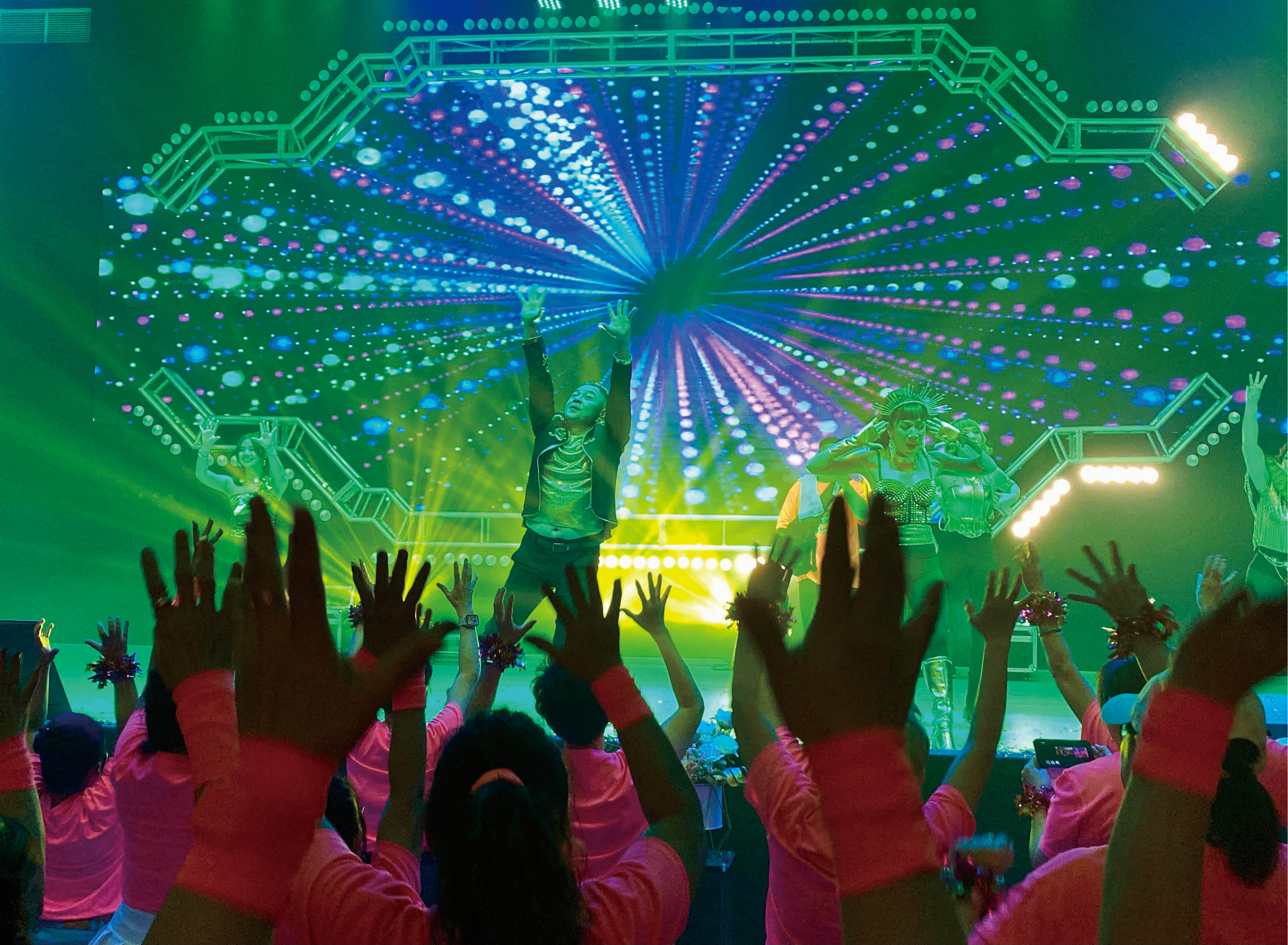 台上台下,欢腾共舞。