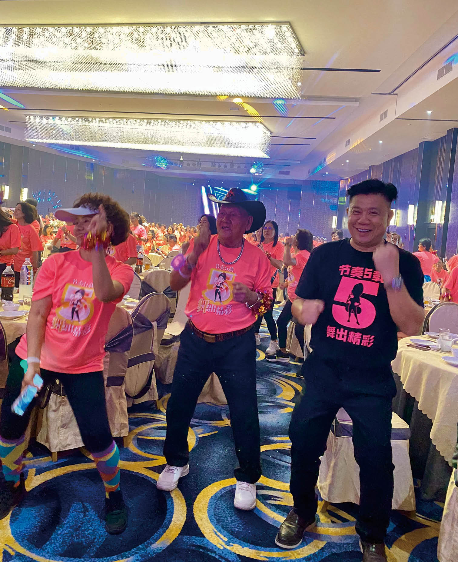 李锡稳(右起)和89岁的林清春随音乐舞动。