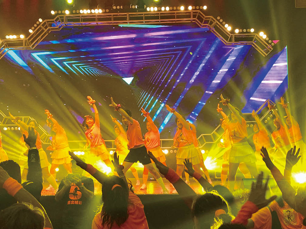 粉丝团上台表演,台下热情呼应。