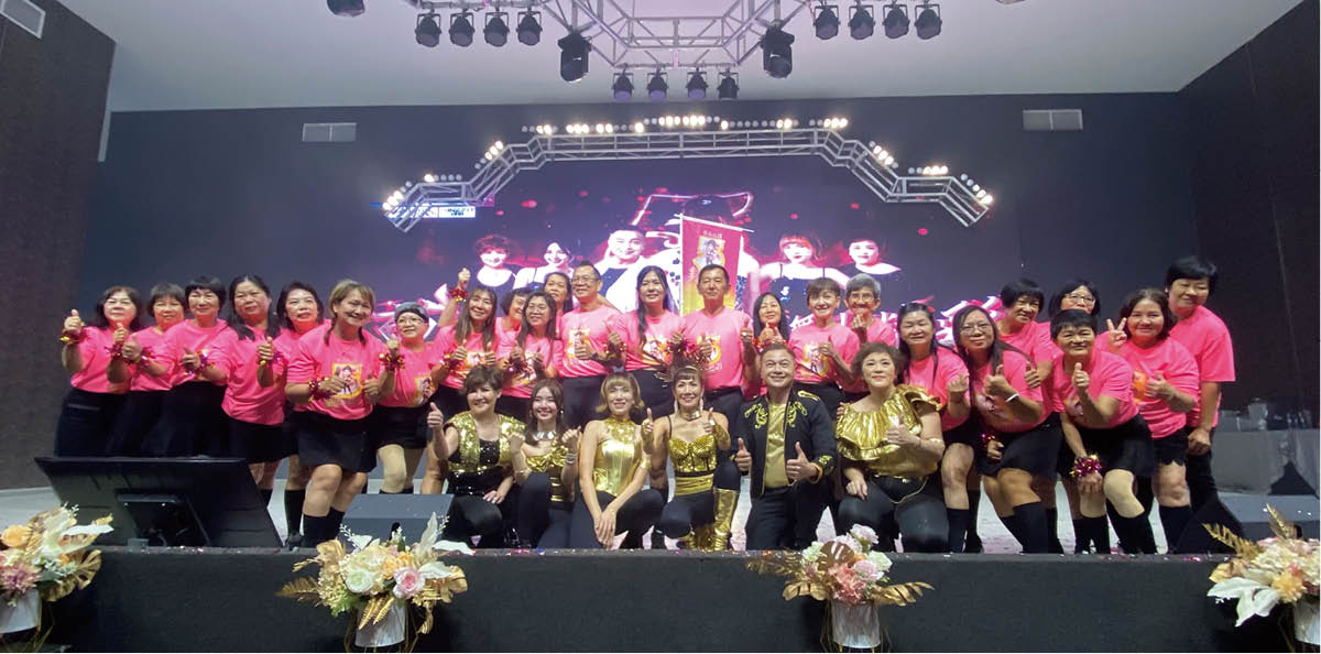 代表团呈献舞蹈后,与朱自丽(前排右3)等合影。