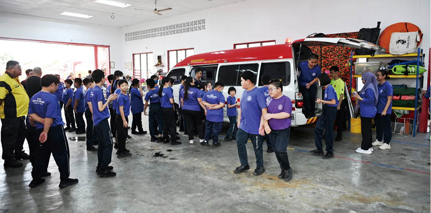 学生有序地登上救护车参观内容装备。