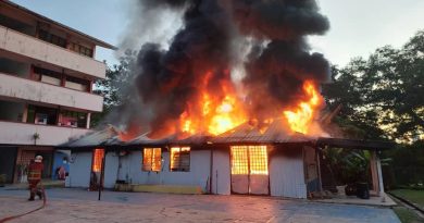 火魔光顾国中 烧毁体育用品倉库